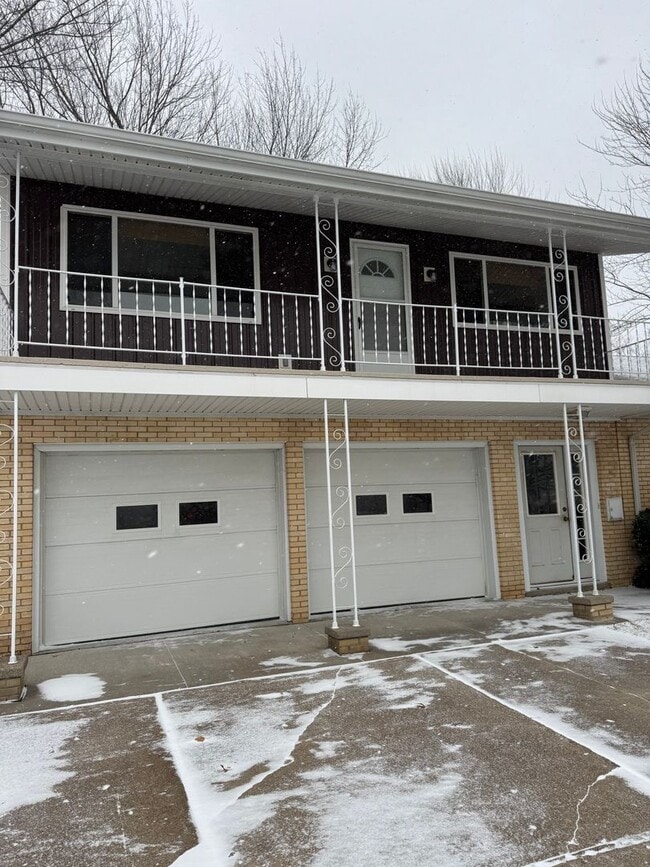 Building Photo - 2 bedroom 1 bath second floor unit