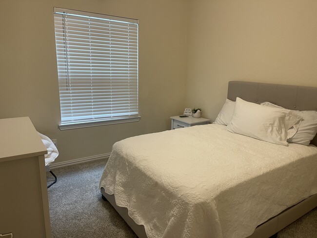 Fully furnished with brand new furniture and linen - 40643 Goldeneye Pl