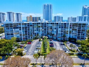 Building Photo - 1000 Parkview Dr