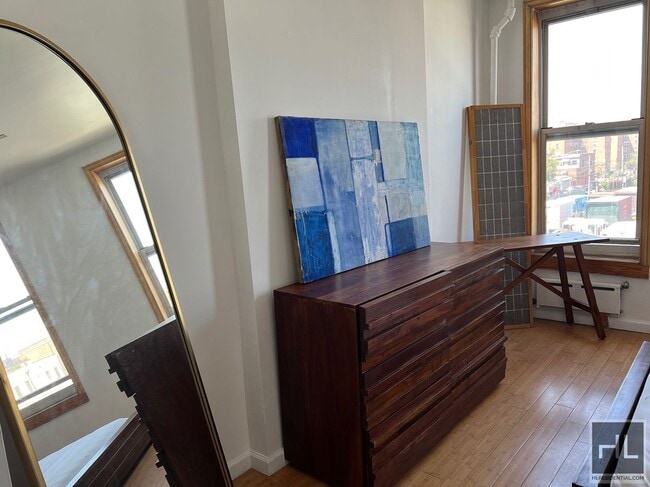 Building Photo - 1.5BR 1BA Red Hook Loft Style Railroad Apa...