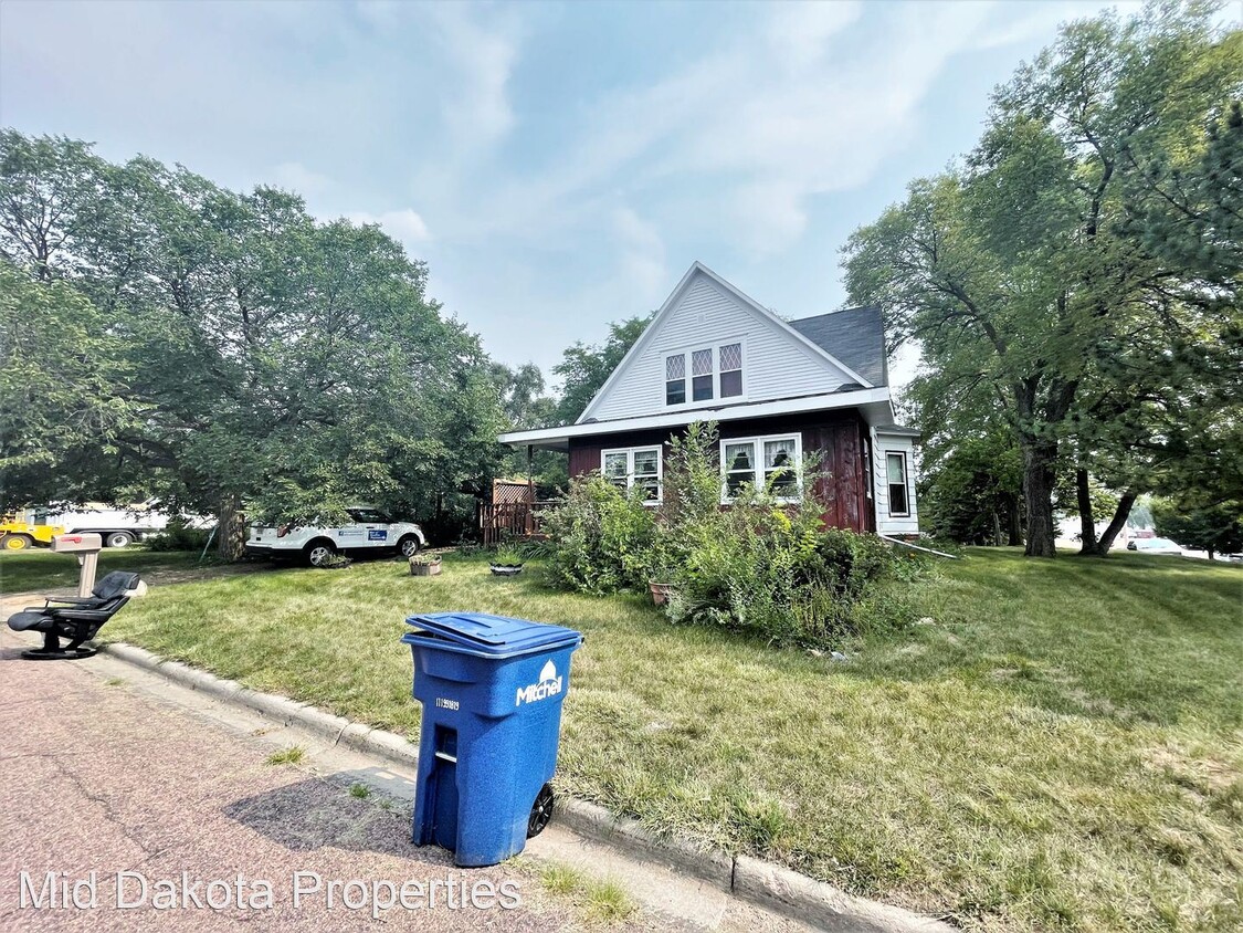 Primary Photo - 4 br, 2 bath House - 101 E Douglas