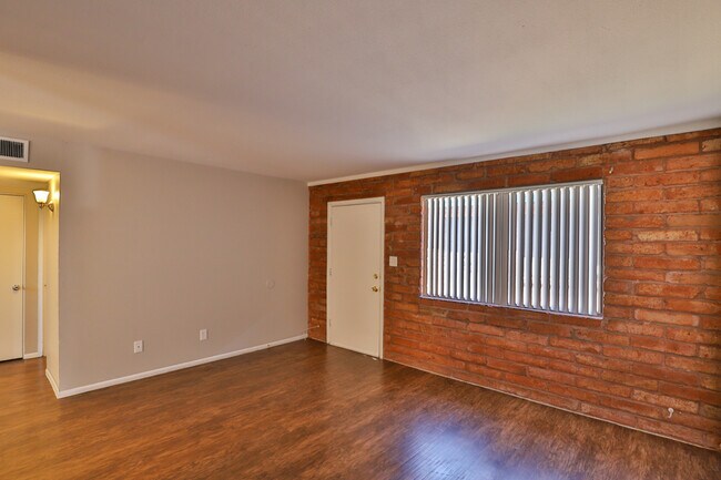Building Photo - 902 S Dorsey Ln