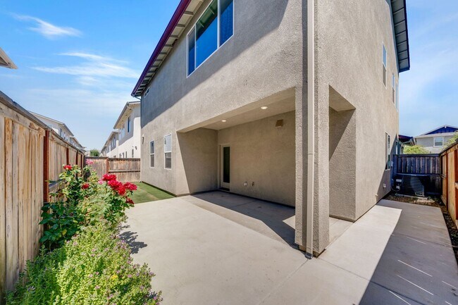 Foto del edificio - Modern 4BR Sacramento Home with Exclusive Clubhouse!
