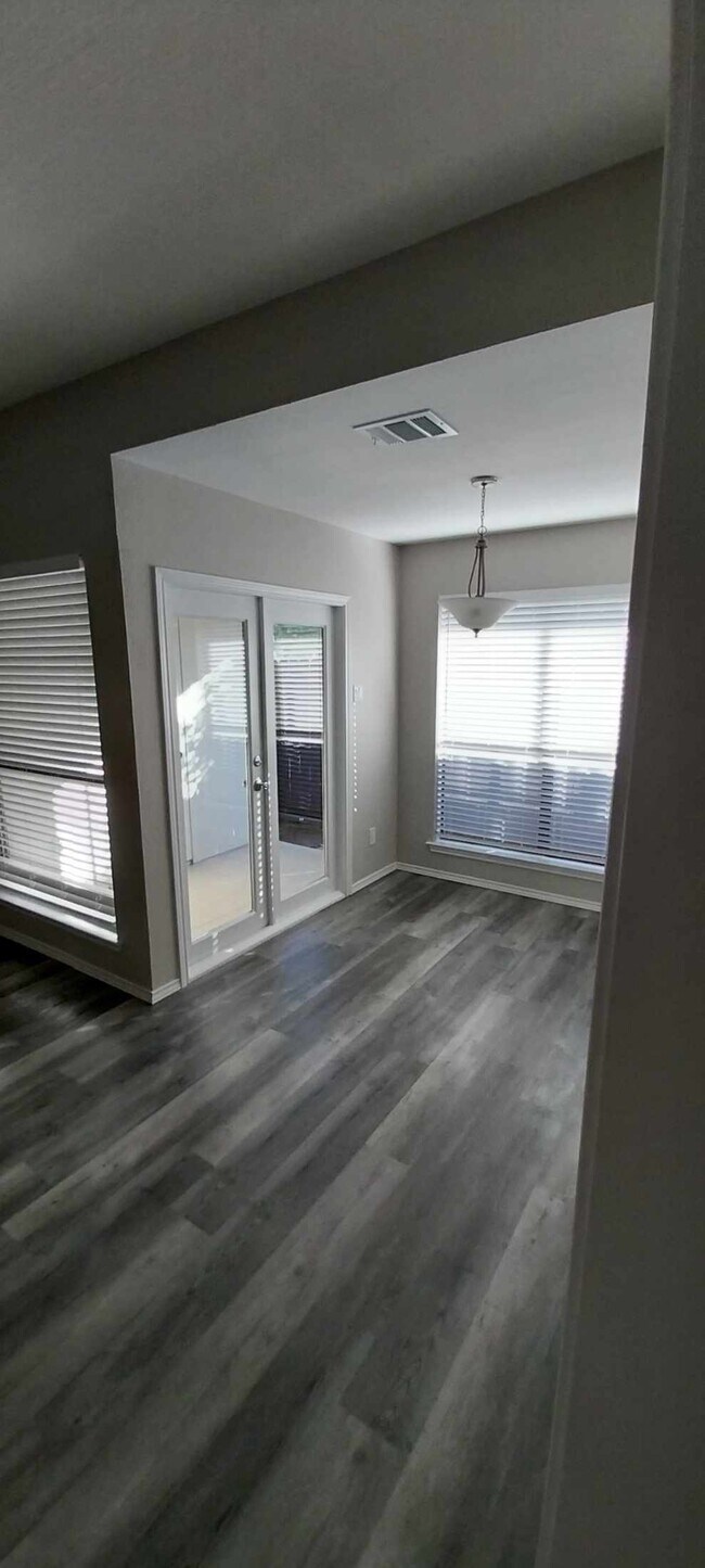 Comida - 8539 Holly St