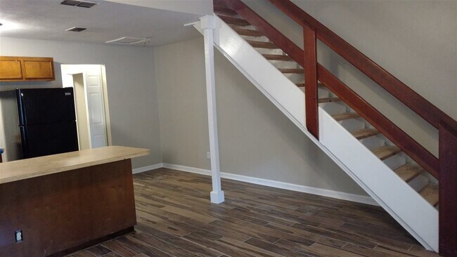 Building Photo - 912 S Lipona Rd