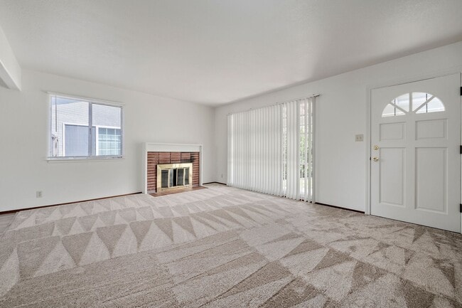 Building Photo - Nice 4BR/2.5BA Home in GREAT Location!