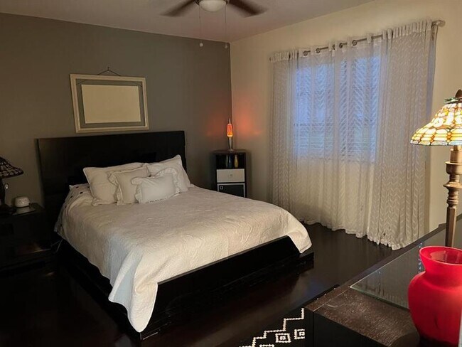 Building Photo - 1950 N Andrews Ave