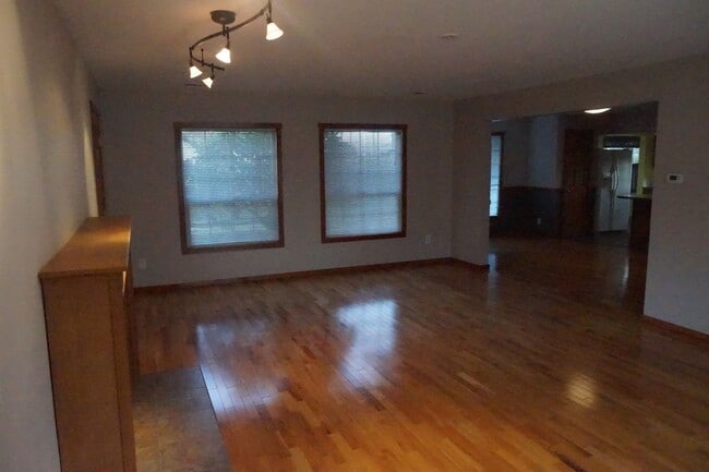 Foto del edificio - Large lot with room for a garden