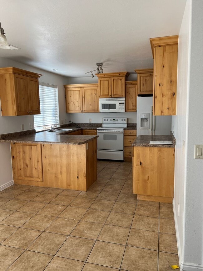 Building Photo - Beautiful 3 bedroom, 2.5 bathroom townhome...
