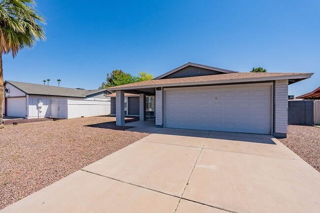 Building Photo - Chandler Gem with pool!