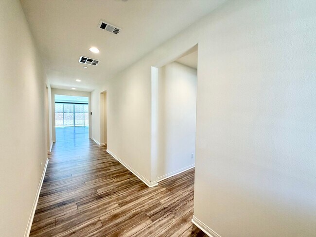 Foto del edificio - Beautiful 4 Bedroom Home with INCLUDED SOLAR, Office, Walk-In Closets & Open Floor Plan