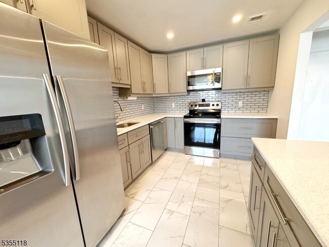 Building Photo - 466 Pompton Ave
