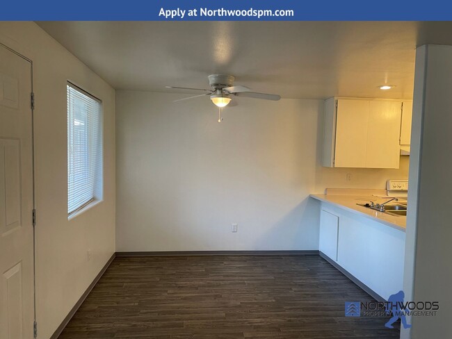 Building Photo - Nice 2 Bedroom 1 Bath Apartment