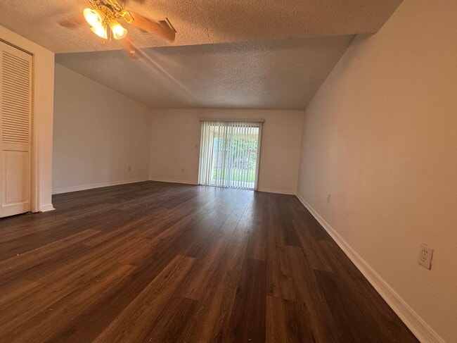 Foto del edificio - 221 S Cypress Way