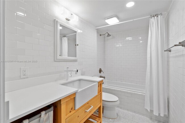 Foto del edificio - 6886 N Kendall Dr