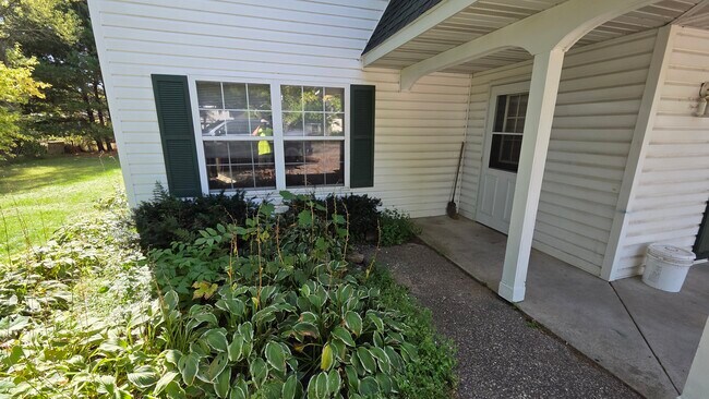 Foto del edificio - 433 Clinton Ct