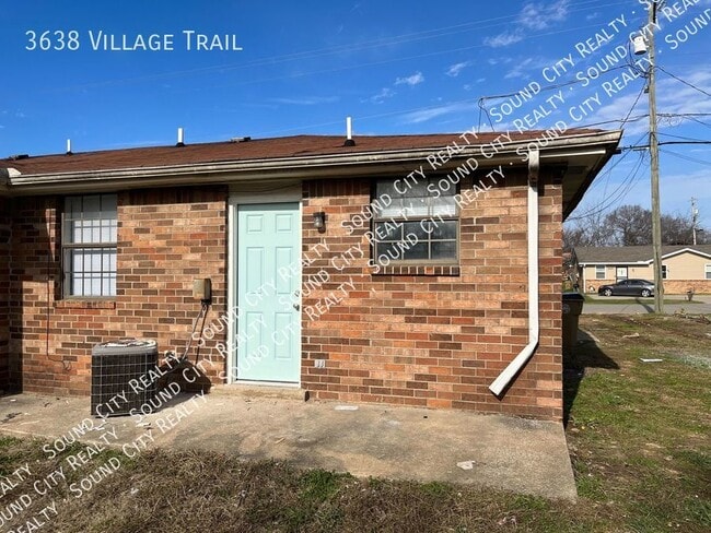Building Photo - RENOVATED 2 bed/1 bath Duplex!! Utilities ...