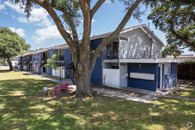 Building Photo - Mariner Under The Oaks