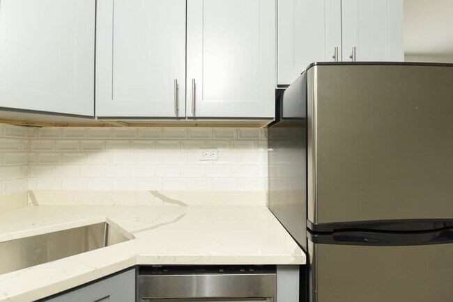 Foto del edificio - 545 W Belmont Ave