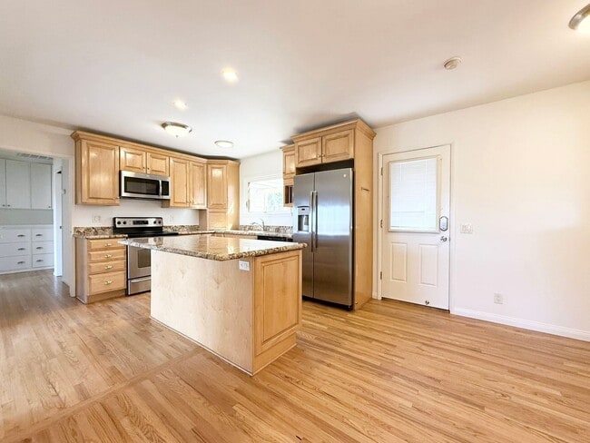 Building Photo - Country Charmer w/ Views Galore!