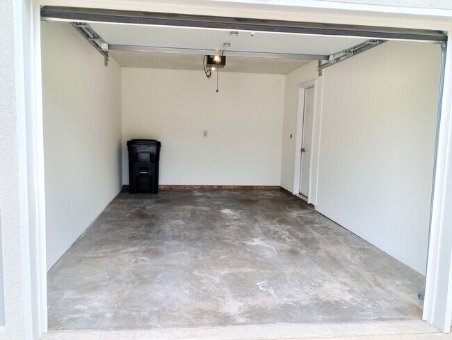 Foto del edificio - 2405-2407-2407 Calder Ct