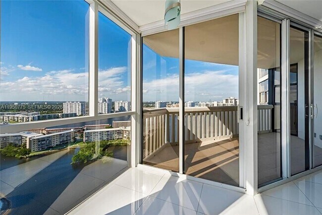 Foto del edificio - 1000 W Island Blvd