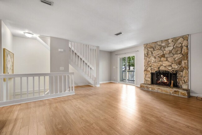 Foto del edificio - Townhome with Garage Near the Parkway