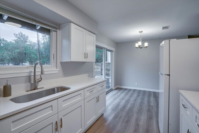 Building Photo - 600 Bramble Dr