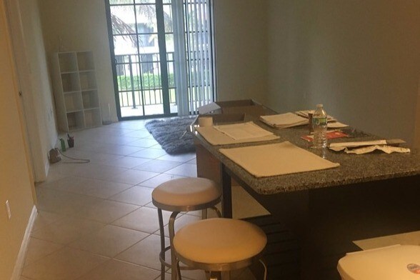 Sala de estar y de la isla de cocina - 11750 Canal St