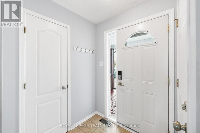 Building Photo - 918 MALEY St