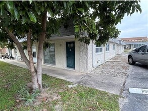 Building Photo - 9820 Hidden Ln