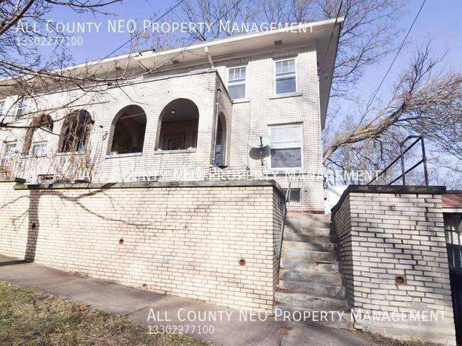 Foto del edificio - Spacious Apartment in Highland Square, Akron