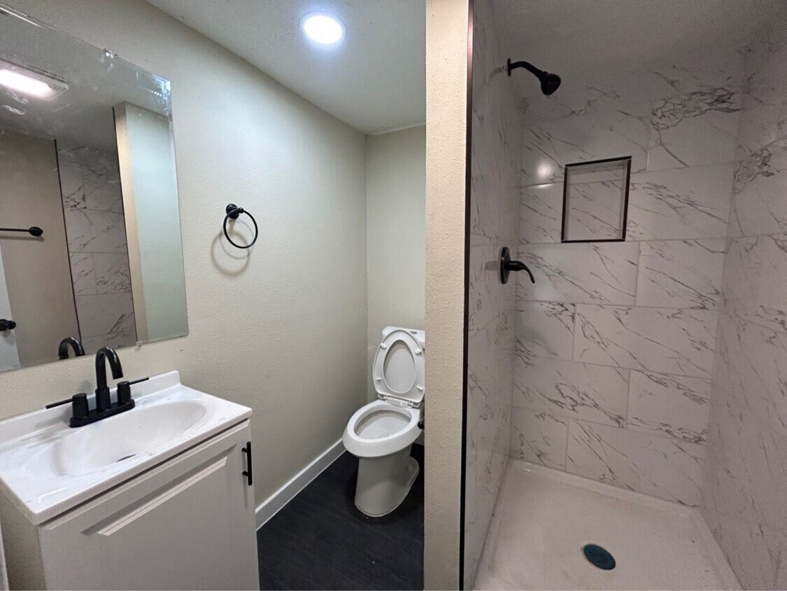 Foto del edificio - 7918 Woodlyn Rd