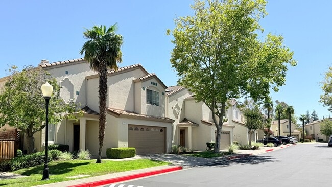 Photo - 1126 Vista Pointe Circle Townhome