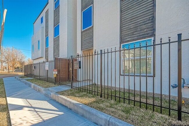 Building Photo - 1718 Hardy St