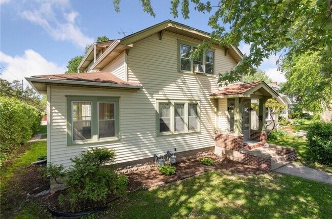 Foto del edificio - 701 Sherwood Ave