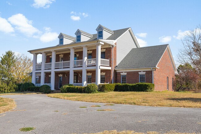Building Photo - 2101 Old Hillsboro Rd