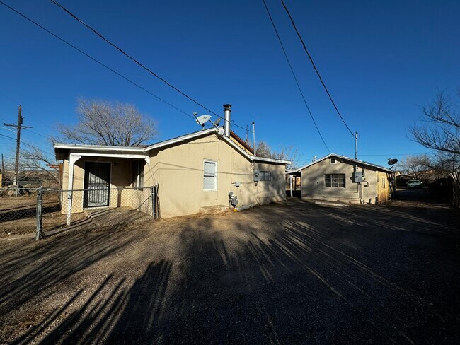 Building Photo - 605 Griegos Rd NW