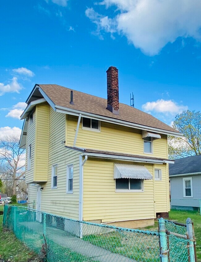 Building Photo - 1643 Edwards Ave NE