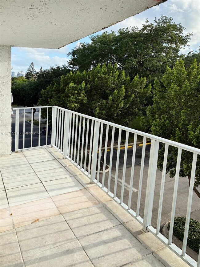 Foto del edificio - 650 NE 64th St