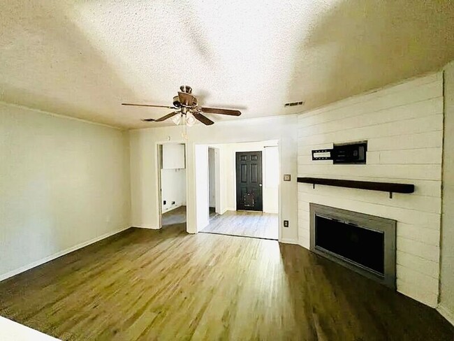 Building Photo - 1312 Applegate Dr
