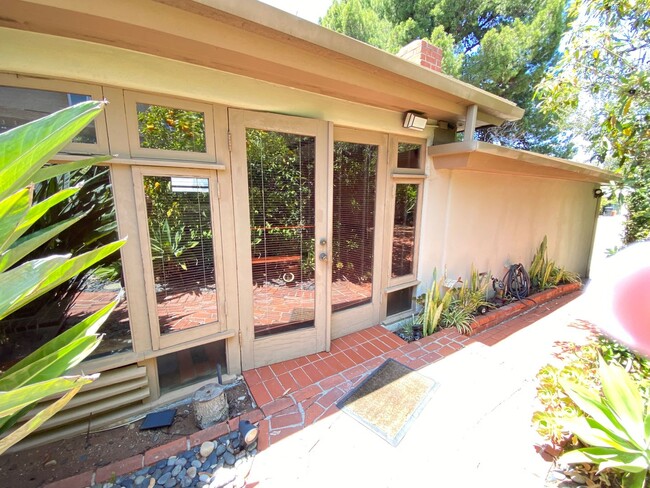 Building Photo - MOVE IN READY! Charming Studio in Mission ...