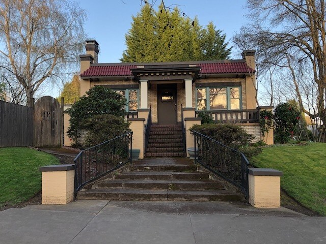 Primary Photo - 2520 NE 7th Ave