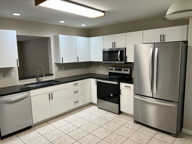 Foto del edificio - Three Bedroom Two 1/2 Bath condo in SW Hai...