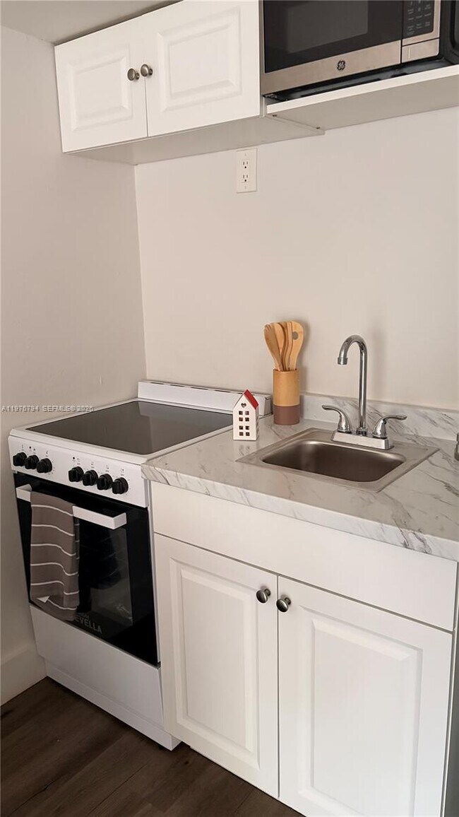 Foto del edificio - 2900 Bird Ave