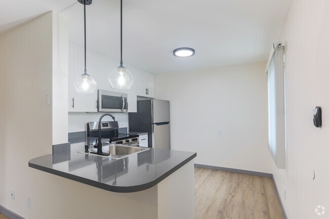 1BR, 1BA - 610SF - Kitchen - Plum Street Garden Apartments
