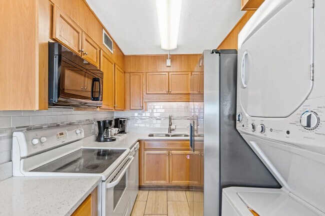 Building Photo - 8743 Thomas Dr