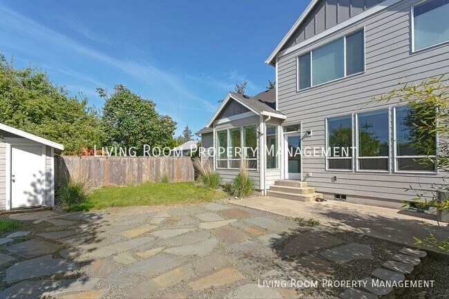 Building Photo - 4BR/2.5 BA Modern Stunner - Move in Ready!