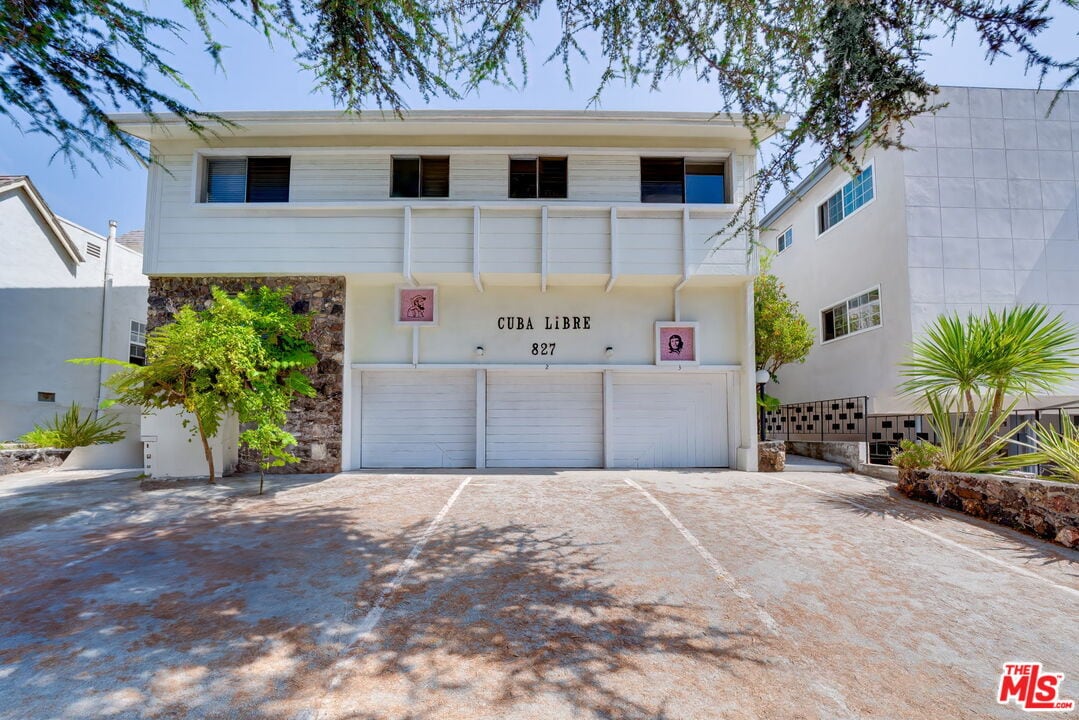 Foto principal - 827 Lincoln Blvd