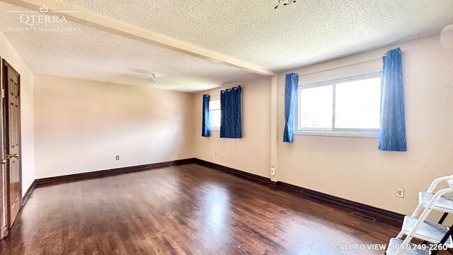 Building Photo - 1-17 Ashburn Cres